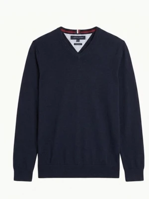 Mörkblå tröja Tommy Hilfiger - Klassisk mörkblå tröja från Tommy Hilfiger i premium bomull. Tröjan har rund halsringning med en snygg detalj i grått och rött vid kragen samt ribbade muddar vid ärmslut och nederkant. Perfekt för en stilren och enkel look.