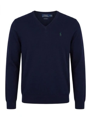 Mörkblå stickad tröja Polo Ralph Lauren - Mörkblå stickad tröja från Polo Ralph Lauren med V-ringning och den klassiska gröna logotypen broderad på bröstet. Tröjan har långa ärmar och ribbade muddar vid ärmslut och nederkant. Perfekt för en stilren och avslappnad look.