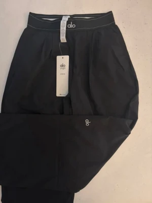 Svarta mjukisbyxor från Alo Yoga - St XS passar som S-M väldigt oversize. Aldrig använda