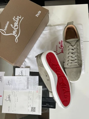 Christian Louboutins - PRIS EJ HUGGET I STEN. Säljer dessa fina skor som kommer med box och dustbag + kvitto etc.. Dem Storlek 43 i färgen OlivGrå, aldrig använda. Säljer pga fel storlek! För mer bilder kom pm:)
