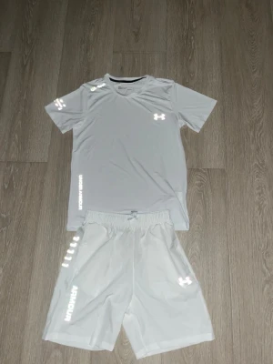 Vit Under Armour set - Vit Under Armour sett i storlek M. Priset är inte fast så skicka prisförslag kan även gö paketpris med den andra.