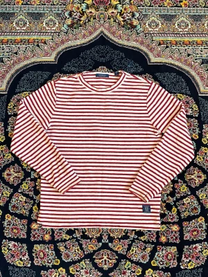 Randig långärmad topp Scotch & Soda - Randig långärmad topp från Scotch & Soda i rött och vitt. Tillverkad i mjuk bomull med klassisk rund halsringning och normal passform. Perfekt för dig som gillar en enkel men snygg stil.