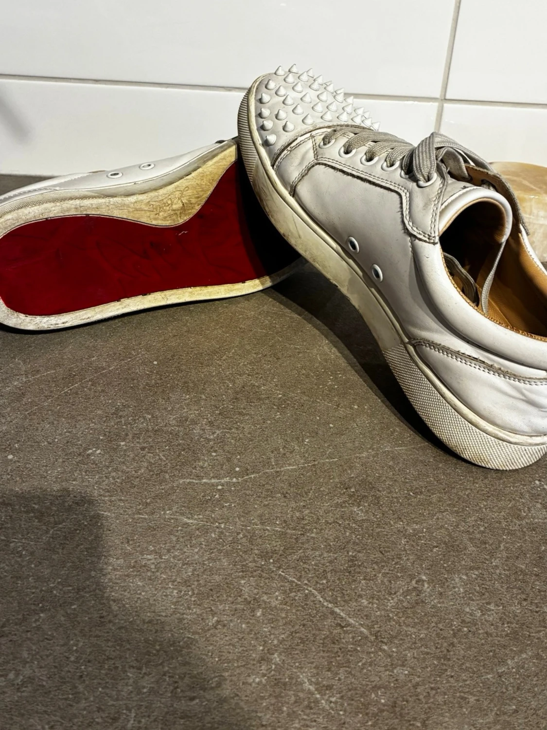 Vita sneakers med nitar framtill - 2