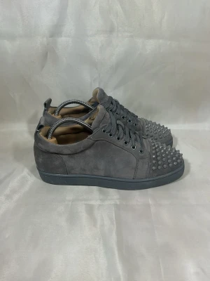 Christian Louboutin  - Säljer dessa gråa Loubsen. Storlek 41. Vid mer frågor eller bilder är det bara att skriva!