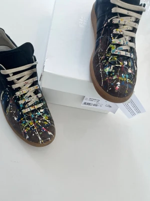 Maison margiela  - Svarta och mörkbruna Maison Margiala gats (german army trainers) med paint splatter I mycket bra skick.