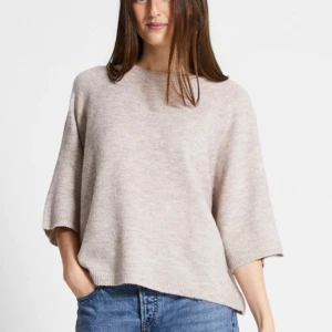 beige stickad - Säljer en beige stickad tröja från lager 157 i modellen knitted tee. Tröjan är endast provad, så helt nytt skick.