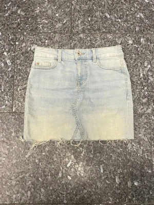 Ljusblå jeanskjol från ONLY - Jeanskjol perfekt för sommaren! Stretchigt tyg och strechig midja. Skriv vid frågor 💗