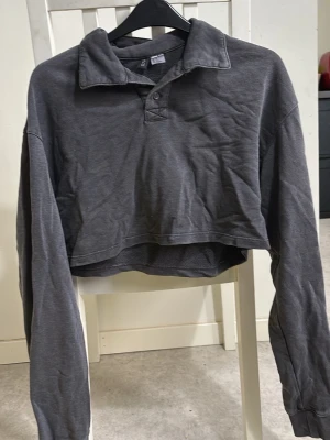 Croppad grå tröja  - En croppad grå tröja med krage. Fint skick
