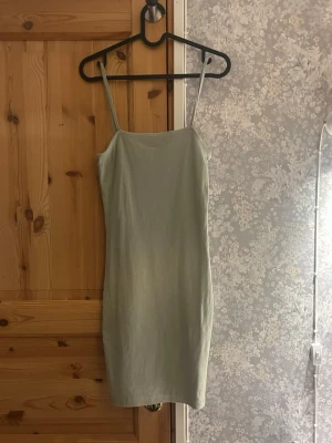 Ljusgrön kort klänning - ljusgrön kort klänning från H&M. Bra skick. Hör av vid frågor!💗