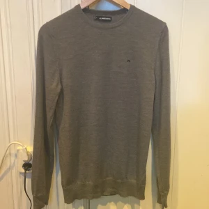 J lindeberg merino tröja - En jävligt fet merino ull tröja från j lindeberg  Sitter slim fit inga defekter priset är ej hugget i sten  