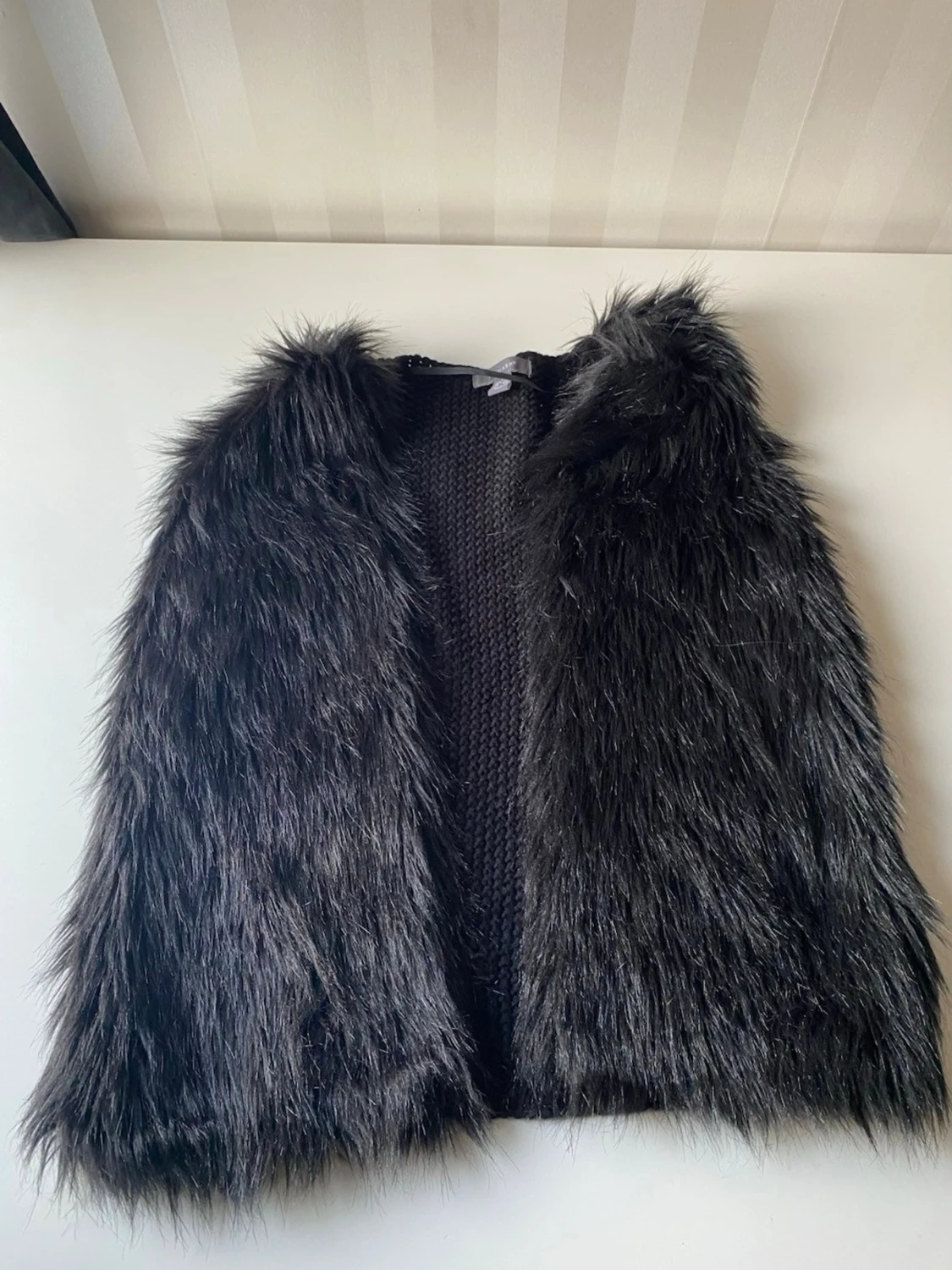 Svart pälsväst med stickad rygg från primark
