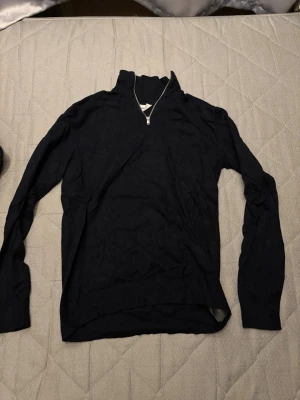 Half zip  - Säljer en blå half zip tröja i storlek S lite skrynklig, hör av dig vid fler frågor 