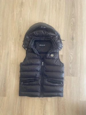 Bvaldi väst - Passar mig inte längre, perfekt till våren/sommaren.