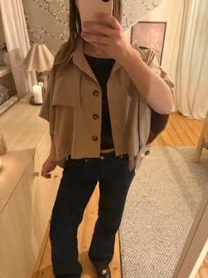 Trench coat cape  - Jätte fin men aldrig använd av mig, köpt på en second hand, står inget märke eller storlek men skulle säga S, jag bör vanligtvis S😊