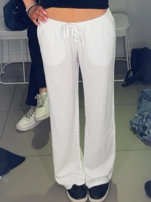 Vita linnebyxor  - Säljer helt oanvända lågmidjade linnebyxor från HM då de tyvärr blivit för korta för mig, jag är 164 och de är ungefär 5cm för korta 