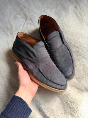 Loro Piana Loafers - Säljer dessa Loro Piana Open Walk ? Färg: Navy ? Storlek 43.5 ? Skick: 3/5  ? Levereras med Äkthetsintyg Hämtas upp i stockholm eller fraktas. Tveka inte på att skriva vid funderingar??