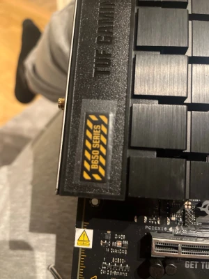 ASUS TUF Gaming B650 Series moderkort - ASUS TUF Gaming B650 Series moderkort i svart med robust design och stora kylflänsar. Moderkortet har flera PCIe-platser, fyra RAM-platser och tydliga TUF Gaming-detaljer i gult och grått. Perfekt för gamingbyggen med AMD-processor. Ordinarie pris 1,800