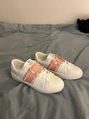 Valentino rosa sneakers - Jag säljer dessa supersnygga sneakers från Valentino. De är tidigare köpta på vinted med verifiering. Hör gärna av er om frågor!☺️💗
