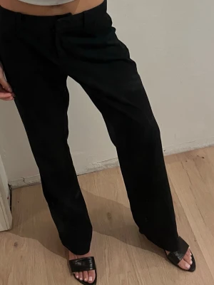 Svarta kostymbyxor  - Säljer ett par svarta kostymbyxor med lös passform. De har raka ben och sitter löst Materialet är mjukt. Storlek 36. Säljer då dem är för stora på mig 