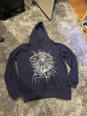 Spider hoodie - Mörkblå hoodie med stor vit spindelnätspå bröstet. Tvär fet hoodie från sp5der. Använd cirka 5 gånger