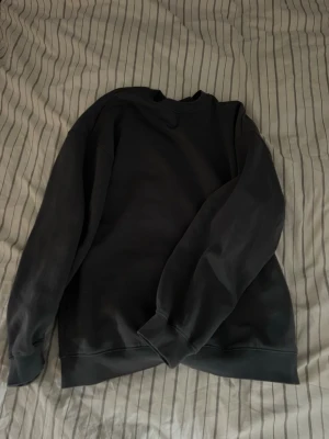 Mörkgrå oversized sweatshirt - En enkel  stilren mörkgrå sweatshirt i storlek xs