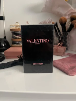 Valentino Parfym - säljer nu en valentino herr parfym i born in roma då den köptes fel💓100ml, oanvänd med plast kvar, nypris 1475kr💕