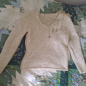 Stickad tröja - Detaljerna på sidan går att ta bort. Vid funderingar skicka gärna pm. Pris är diskuterbart. ☺️💗
