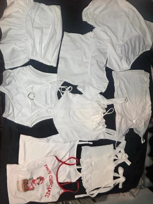 MYSTERY BOX MED VITA TOPPAR! 2-3 stycken  - Jag säljer massa vita toppar (de på bilden är några av de), jag säljer de i ett ”mystery box konsept”. Du kan även skriva vilka du vill ha!!😊