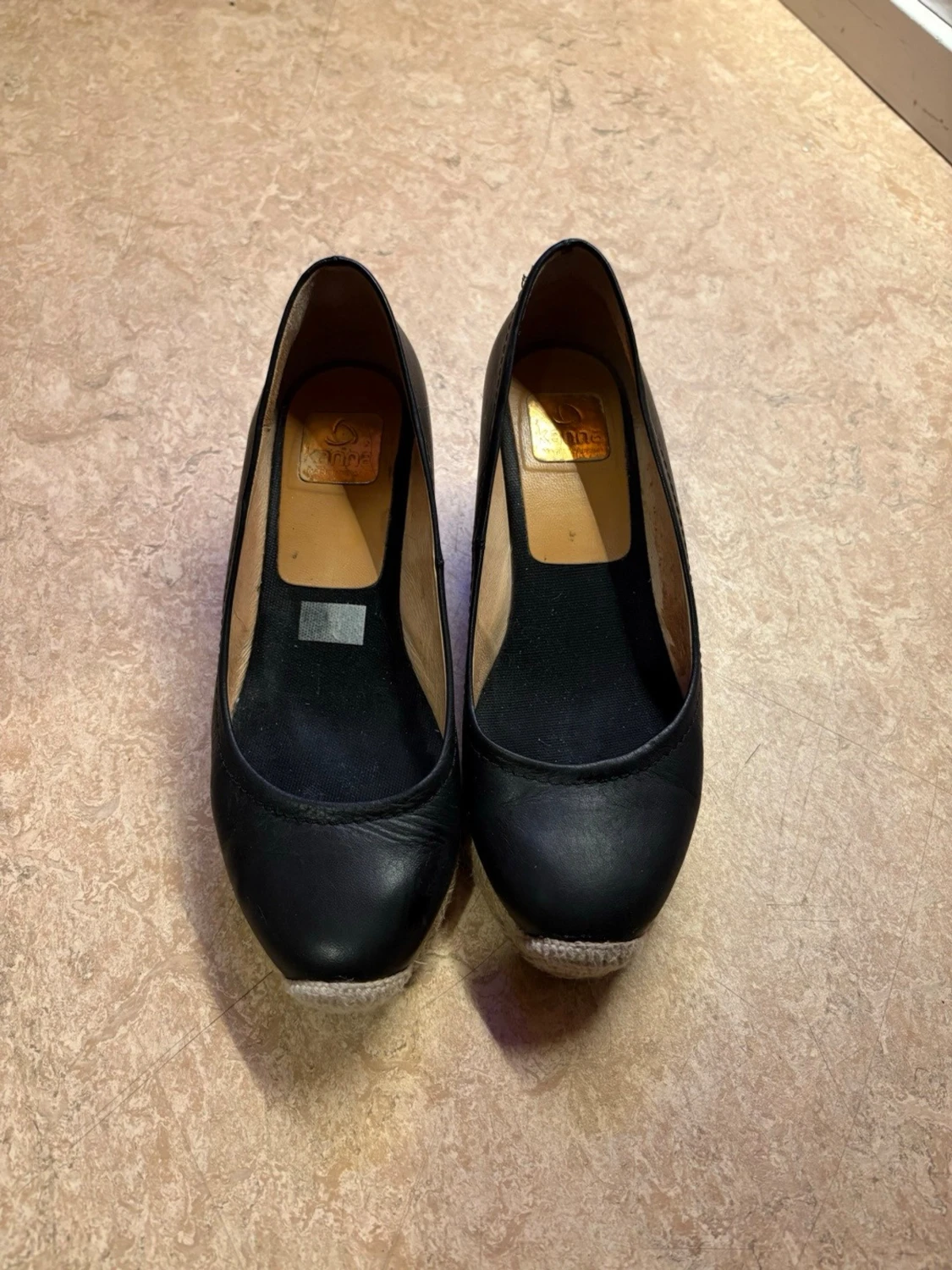 Svarta wedgespumps med flätad kilklack - 4