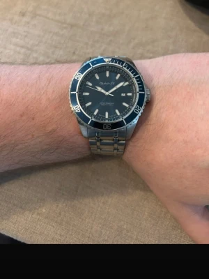 Gant Seabrook Diver 44mm Herrklocka - Säljer en riktigt läcker dykarklocka från amerikanska Gant till herr. Klockan är i mycket gott skick. Finns enstaka märken på ringen och små repor som ej stör. Fungerar bra, originalarmband i rostfritt stål, datumvisare, vattentät 100M, japanskt urverk, dykarring osv. Behöver bara nytt batteri. Alla delar original.  Nypris: 2200 SEK Begagnat pris: 1000 SEK Mitt pris: 589 SEK  Skickas spårbart (ofta samma dag) eller hämtas i Glumslöv.  Hör av dig vid frågor och se gärna mina andra annonser också!