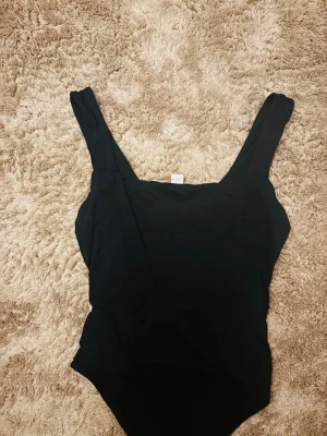 Body/topp - En body köpt förra sommaren från newyorker, kommer inte till användning, säljs för 75