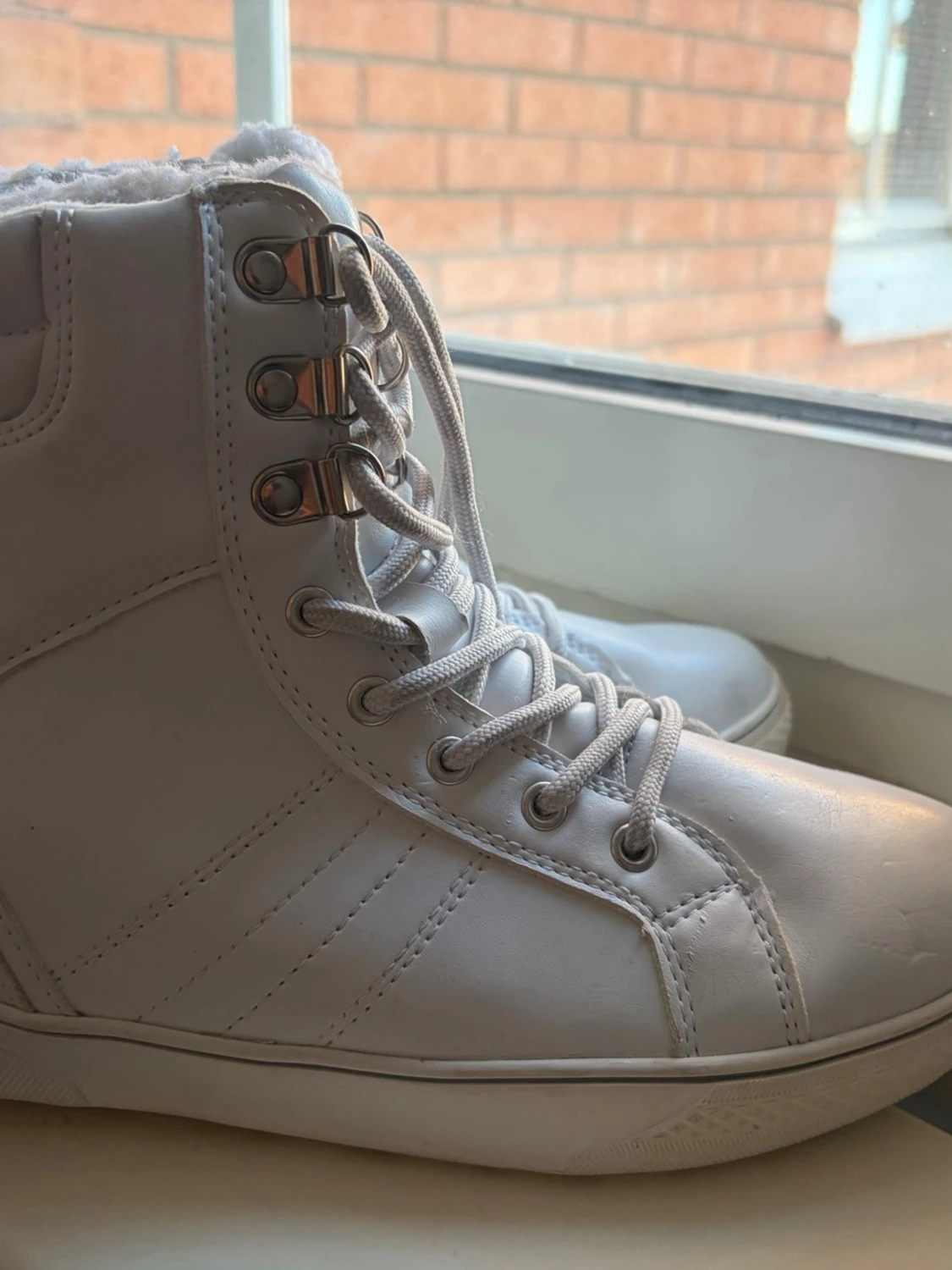 Vita fodrade kängor från Bagheera