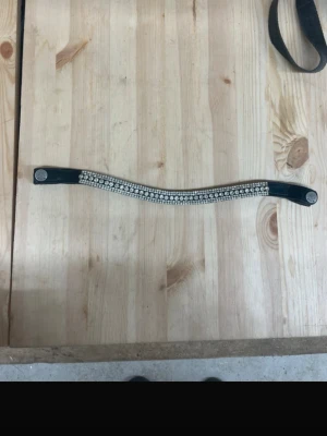 Pannband ponny  - Storlek ponny. Från bling of scandinavia. Köpt för 400kr. Använd 1 gång. 