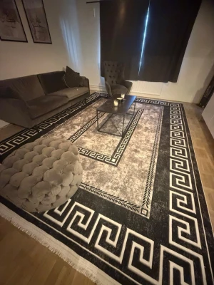 Stor matta med grekiskt mönster - Säljer en stor rektangulär matta med klassiskt grekiskt mönster i svart och vitt. Mattan har en bred svart ram med vita geometriska detaljer och fransar på kortsidorna. Materialet är troligtvis syntetfiber och mattan passar perfekt som statement piece i vardagsrummet.