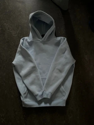 Scuba hoodie - Säljer min scuba hoodie, den är i storlek XS men sitter som storlek S-M. Hör av dig om du är sugen?