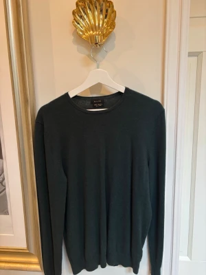 Mörkgrön stickad tröja Massimo Dutti - Snygg mörkgrön stickad tröja från Massimo Dutti i mjukt material. Ull och cashmere blandning.