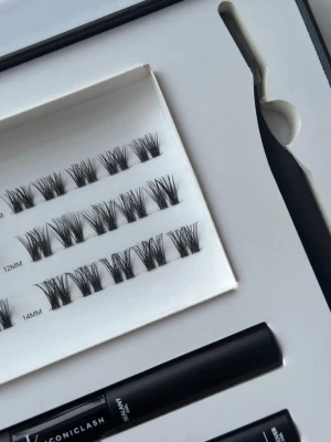 Clean girl - iconiclash cluster lashes starter kit - Clean Girl – naturlig fransförlängning hemma  Clean Girl är designad för dig som vill ha en clean, elegant och naturlig look – perfekt för vardagsbruk. Dessa lösögonfransar hemma är lätta, bekväma och enkla att anpassa efter din stil. Kan återanvändas 5-7 gånger, även längre! Bonder, sealer och remover medföljer. 