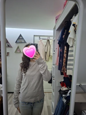 Beige långärmad basic tröja - Säljer en enkel och stilren beige långärmad tröja i mjukt material. Tröjan har rund halsringning och en rak passform som passar till det mesta. Perfekt för lager på lager och funkar året runt. Storlek L men känns typ mindre.