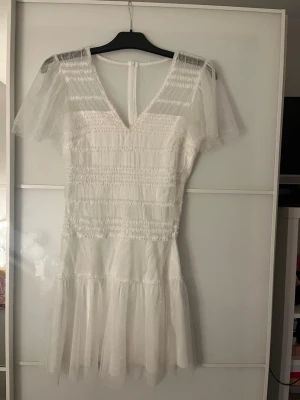 Klänning från bubbleroom  - Jättefin klänning från bubbleroom, den är perfekt till student eller konfirmation och är enbart använd en gång. Den är i jättefint skick men pris går att diskutera💗💗