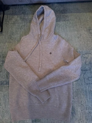 Morris ull hoodie  - Säljer min Morris hoodie i ull, storlek S, Färg Beige.  Den är tyvärr lite fel tvättad så den är bara lite mindre än S. Skulle säga att den är i XS men passar nog även bra till en person med S fast lite smalare kropp. Annars inga defekter eller skador, materialet är nästan exakt som vanligt med tanke på feltvätten och tröjan är fortfarande i väldigt bra skick.