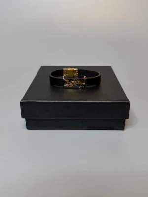 Saint Laurent Armband - ‼️VI TAR EJ BYTEN‼️Saint Laurent Armband | Skick: 8.5/10  | Storlek S | Fraktar imom 24 timmar efter affär 📦| Hör av dig vid minsta fråga eller fundering 💭