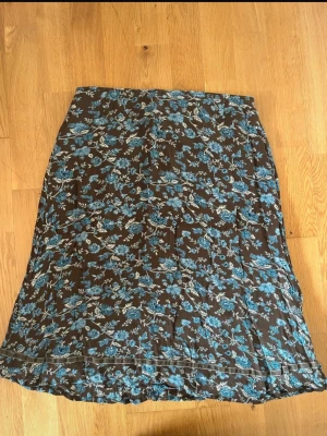 Vintage kjol - Superfin vintage knälång kjol. Passar tyvärr inte mig längre. Midja: 37cm