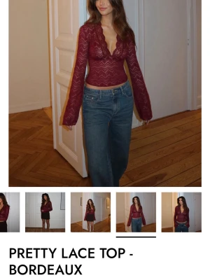 Bordeaux spetsblus från Vederbys - Snygg bordeauxfärgad spetsblus från Vendervys med djup v-ringning och långa ärmar. Blusen har ett genombrutet spetsmönster och croppad passform. Materialet är lätt och stretchigt för en bekväm känsla. Enbart använd en gång, nyskick. Storlek S/M men skulle säga att den är mer åt S. 