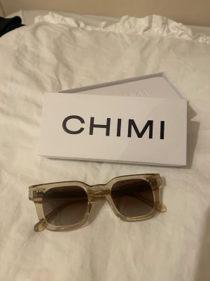 CHIMI beiga 04 solglasögon  - Säljer mina beiga solglasögon från CHIMI. Modellen är 04 Core. Knappt använd. Som NY! Skalet, boxen, rengöringspaden ingår!