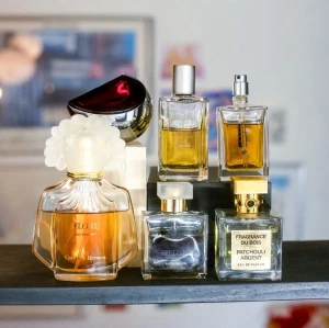 6 unika niche dofter, unisex parfym. McQueen, Fueguia, TDC, CH, Papillon, FDB. - Säljer/byter ett par fina dofter som jag inte har plats för hemma:  Alexander McQueen, Kingdom: 25/50ml - 900kr  Fueguia 1833, Amalia Primavera: 55/100ml - 1500kr (ej originalkork)  The Different Company, Sel de Vetiver: 70/90ml - 750kr (saknar kork)  Carolina Herrera, Flore EDP: 70/100ml - 800kr  Papillon Artisan, Spell 125: 30/50ml - 1100kr  Fragrance Du Bois, Patchouli Argent: 60/100ml - 1200kr  Säljer helst men öppen för förslag på byte :)