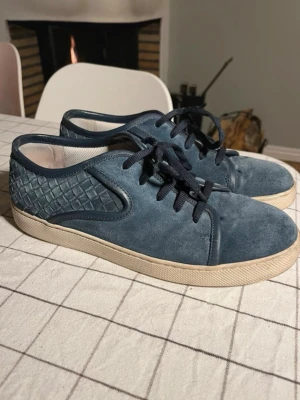 Bottega veneta skor  - Väldigt sällsynta bottega skor i bra skick super snygg färg. Storlek 42, man får med skorna och en dustbag. Pris kan diskuteras! 😇