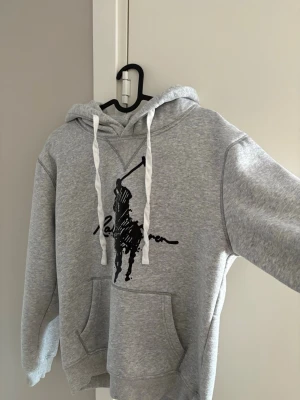 Grå hoodie från Ralph Lauren - Tja, säljer en hoodie från Ralph Laurent i storlek M! Original påse följer med!🙌🙌