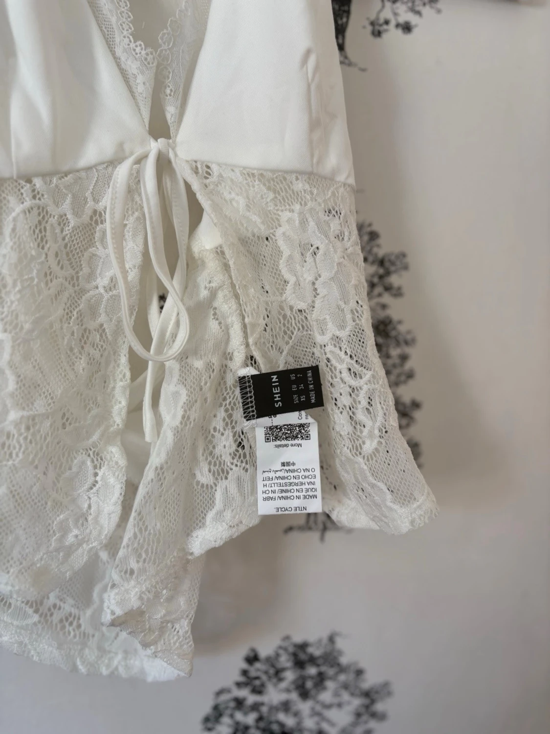 Vit spetsig linnetopp med knyt - 2