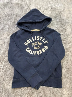 Hollister Hoodie - Säljer denna sällsynta och mycket eftertraktade Hollister hoodie | Storlek S | Mycket bra skick | Vid eventuella frågor hör gärna av dig och erbjuder bra pris vid köp av bundle 😁✅