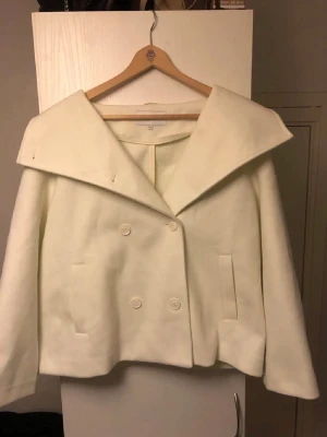 Vit kappa från BUBBLEROOM  - Väldigt fin kappa från BUBBLEROOM i färgen crémevit och storleken 42, alltså XL. Kappan är i modellen ”Ava high neck short coat”. Det originala priset på kappan är 799kr. Kappan är använd bara en gång och är fortfarande i fint skick. Meddela mig vid frågor och priset kan diskuteras! 💕